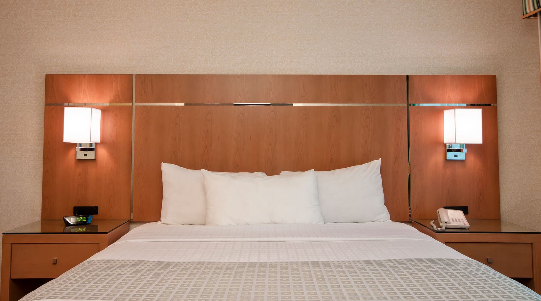 Santa Clara Biltmore Hotel & Suites - Comfortable, Expansive, King-Sized Beds